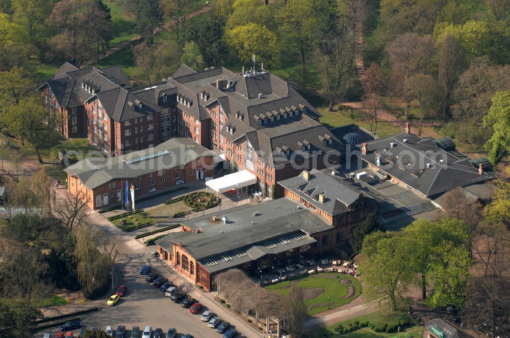 Aerial image Magdeburg - Blick auf das Herrenkrug Parkhotel an der Elbe. Die erstmalige Erwähnung des Herrenkrugs war im 17. Jahrhundert, als Wirtshaus. Die Umliegende Parkanlage entwickelte sich im 19. Jahrhundert zum Ausflugsziel und das Restaurant wurde zu einem der größten in Deutschland. Der Park wird 1995 unter Denkmalschutz gestellt. Das heutige Hotel entstand in den 1990er Jahren und wurde mit dem Architekturpreis ausgezeichnet. Das 4 Sterne Hotel liegt direkt am Ufer der Elbe. Es bietet einen Wellness- und Spa Bereich, sowie Seminar- und Konferenzräume. Kontakt: Herrenkrug GmbH, Herrenkrug Parkhotel an der Elbe, Herrenkrug 3, 39114 Magdeburg, Tel. 0391 / 85 08 0, info@herrenkrug.de