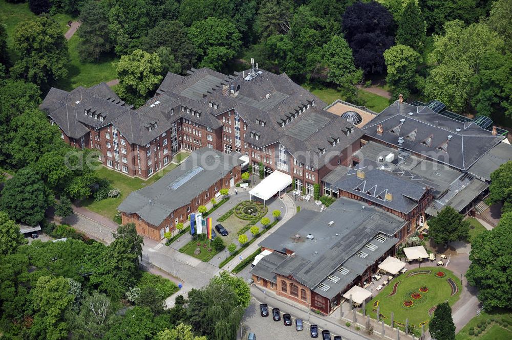 Aerial image Magdeburg - Blick auf das Herrenkrug Parkhotel an der Elbe. Die erstmalige Erwähnung des Herrenkrugs war im 17. Jahrhundert, als Wirtshaus. Die Umliegende Parkanlage entwickelte sich im 19. Jahrhundert zum Ausflugsziel und das Restaurant wurde zu einem der größten in Deutschland. Der Park wird 1995 unter Denkmalschutz gestellt. Das heutige Hotel entstand in den 1990er Jahren und wurde mit dem Architekturpreis ausgezeichnet. Das 4 Sterne Hotel liegt direkt am Ufer der Elbe. Es bietet einen Wellness- und Spa Bereich, sowie Seminar- und Konferenzräume. Kontakt: Herrenkrug GmbH, Herrenkrug Parkhotel an der Elbe, Herrenkrug 3, 39114 Magdeburg, Tel. 0391 / 85 08 0, info@herrenkrug.de