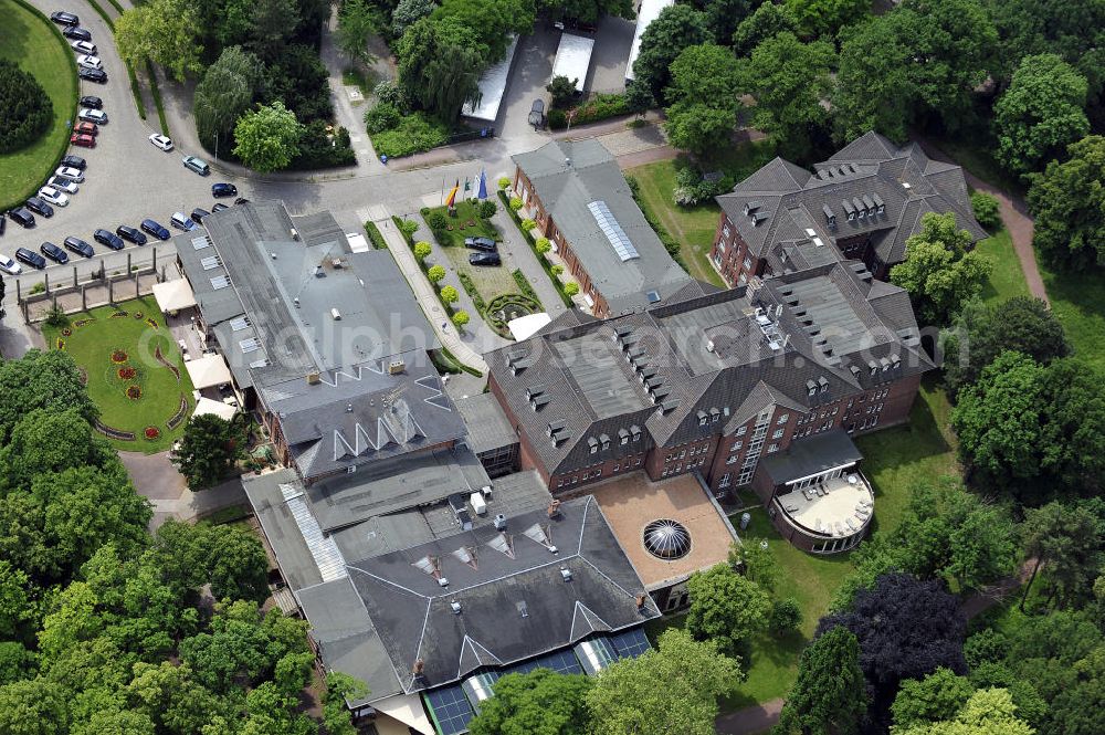 Aerial photograph Magdeburg - Blick auf das Herrenkrug Parkhotel an der Elbe. Die erstmalige Erwähnung des Herrenkrugs war im 17. Jahrhundert, als Wirtshaus. Die Umliegende Parkanlage entwickelte sich im 19. Jahrhundert zum Ausflugsziel und das Restaurant wurde zu einem der größten in Deutschland. Der Park wird 1995 unter Denkmalschutz gestellt. Das heutige Hotel entstand in den 1990er Jahren und wurde mit dem Architekturpreis ausgezeichnet. Das 4 Sterne Hotel liegt direkt am Ufer der Elbe. Es bietet einen Wellness- und Spa Bereich, sowie Seminar- und Konferenzräume. Kontakt: Herrenkrug GmbH, Herrenkrug Parkhotel an der Elbe, Herrenkrug 3, 39114 Magdeburg, Tel. 0391 / 85 08 0, info@herrenkrug.de