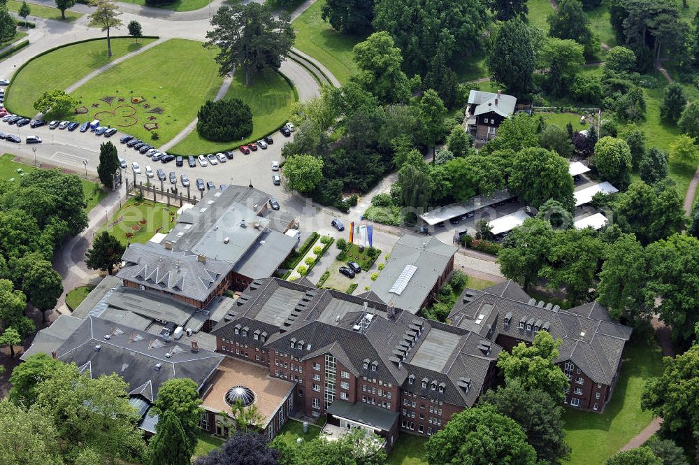 Magdeburg from the bird's eye view: Blick auf das Herrenkrug Parkhotel an der Elbe. Die erstmalige Erwähnung des Herrenkrugs war im 17. Jahrhundert, als Wirtshaus. Die Umliegende Parkanlage entwickelte sich im 19. Jahrhundert zum Ausflugsziel und das Restaurant wurde zu einem der größten in Deutschland. Der Park wird 1995 unter Denkmalschutz gestellt. Das heutige Hotel entstand in den 1990er Jahren und wurde mit dem Architekturpreis ausgezeichnet. Das 4 Sterne Hotel liegt direkt am Ufer der Elbe. Es bietet einen Wellness- und Spa Bereich, sowie Seminar- und Konferenzräume. Kontakt: Herrenkrug GmbH, Herrenkrug Parkhotel an der Elbe, Herrenkrug 3, 39114 Magdeburg, Tel. 0391 / 85 08 0, info@herrenkrug.de