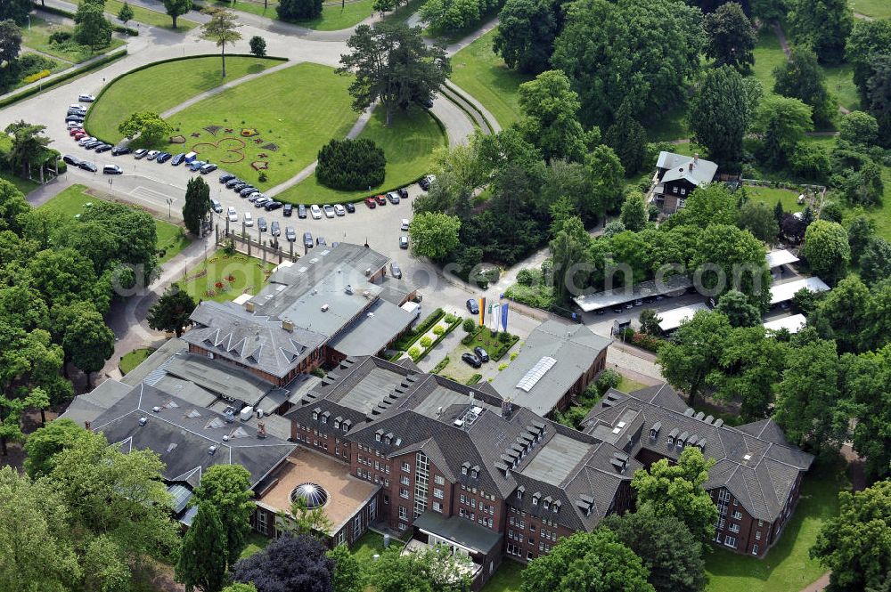 Aerial image Magdeburg - Blick auf das Herrenkrug Parkhotel an der Elbe. Die erstmalige Erwähnung des Herrenkrugs war im 17. Jahrhundert, als Wirtshaus. Die Umliegende Parkanlage entwickelte sich im 19. Jahrhundert zum Ausflugsziel und das Restaurant wurde zu einem der größten in Deutschland. Der Park wird 1995 unter Denkmalschutz gestellt. Das heutige Hotel entstand in den 1990er Jahren und wurde mit dem Architekturpreis ausgezeichnet. Das 4 Sterne Hotel liegt direkt am Ufer der Elbe. Es bietet einen Wellness- und Spa Bereich, sowie Seminar- und Konferenzräume. Kontakt: Herrenkrug GmbH, Herrenkrug Parkhotel an der Elbe, Herrenkrug 3, 39114 Magdeburg, Tel. 0391 / 85 08 0, info@herrenkrug.de