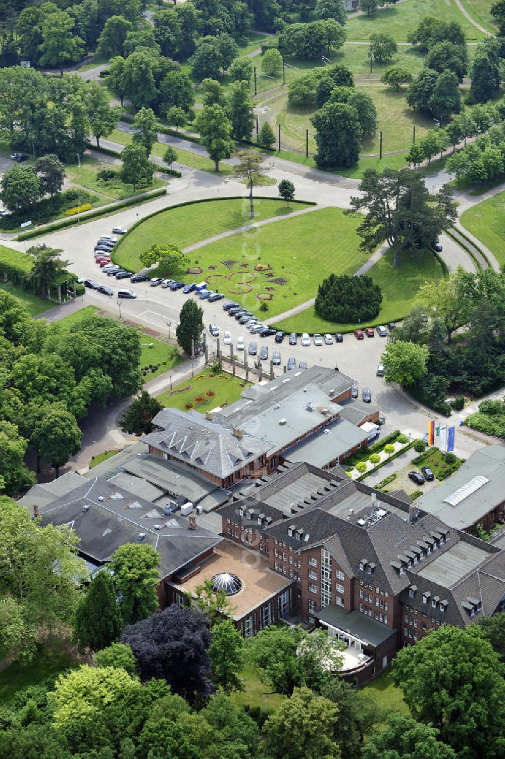 Aerial photograph Magdeburg - Blick auf das Herrenkrug Parkhotel an der Elbe. Die erstmalige Erwähnung des Herrenkrugs war im 17. Jahrhundert, als Wirtshaus. Die Umliegende Parkanlage entwickelte sich im 19. Jahrhundert zum Ausflugsziel und das Restaurant wurde zu einem der größten in Deutschland. Der Park wird 1995 unter Denkmalschutz gestellt. Das heutige Hotel entstand in den 1990er Jahren und wurde mit dem Architekturpreis ausgezeichnet. Das 4 Sterne Hotel liegt direkt am Ufer der Elbe. Es bietet einen Wellness- und Spa Bereich, sowie Seminar- und Konferenzräume. Kontakt: Herrenkrug GmbH, Herrenkrug Parkhotel an der Elbe, Herrenkrug 3, 39114 Magdeburg, Tel. 0391 / 85 08 0, info@herrenkrug.de