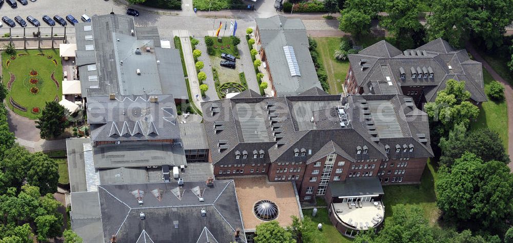 Magdeburg from the bird's eye view: Blick auf das Herrenkrug Parkhotel an der Elbe. Die erstmalige Erwähnung des Herrenkrugs war im 17. Jahrhundert, als Wirtshaus. Die Umliegende Parkanlage entwickelte sich im 19. Jahrhundert zum Ausflugsziel und das Restaurant wurde zu einem der größten in Deutschland. Der Park wird 1995 unter Denkmalschutz gestellt. Das heutige Hotel entstand in den 1990er Jahren und wurde mit dem Architekturpreis ausgezeichnet. Das 4 Sterne Hotel liegt direkt am Ufer der Elbe. Es bietet einen Wellness- und Spa Bereich, sowie Seminar- und Konferenzräume. Kontakt: Herrenkrug GmbH, Herrenkrug Parkhotel an der Elbe, Herrenkrug 3, 39114 Magdeburg, Tel. 0391 / 85 08 0, info@herrenkrug.de