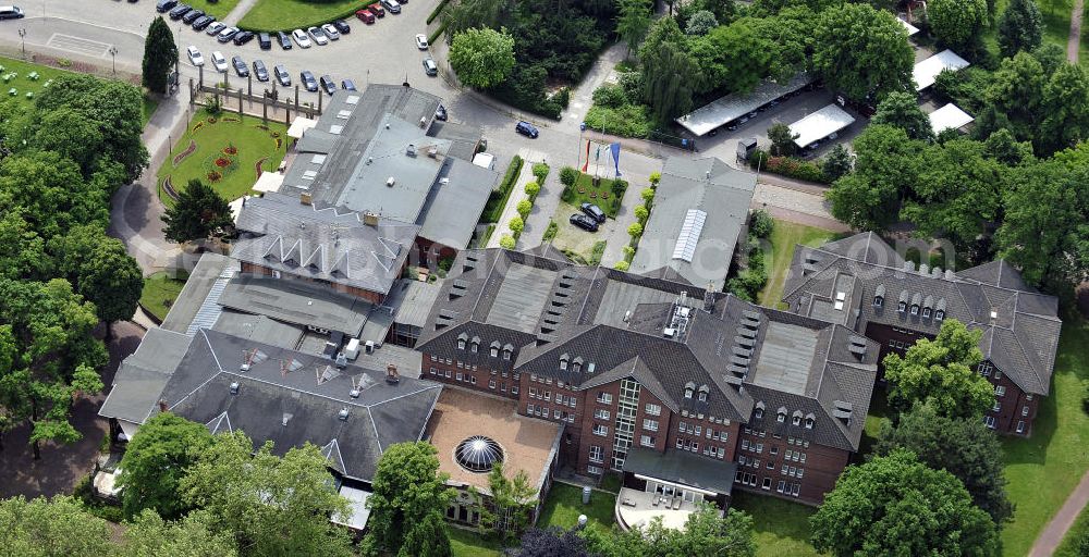 Aerial image Magdeburg - Blick auf das Herrenkrug Parkhotel an der Elbe. Die erstmalige Erwähnung des Herrenkrugs war im 17. Jahrhundert, als Wirtshaus. Die Umliegende Parkanlage entwickelte sich im 19. Jahrhundert zum Ausflugsziel und das Restaurant wurde zu einem der größten in Deutschland. Der Park wird 1995 unter Denkmalschutz gestellt. Das heutige Hotel entstand in den 1990er Jahren und wurde mit dem Architekturpreis ausgezeichnet. Das 4 Sterne Hotel liegt direkt am Ufer der Elbe. Es bietet einen Wellness- und Spa Bereich, sowie Seminar- und Konferenzräume. Kontakt: Herrenkrug GmbH, Herrenkrug Parkhotel an der Elbe, Herrenkrug 3, 39114 Magdeburg, Tel. 0391 / 85 08 0, info@herrenkrug.de