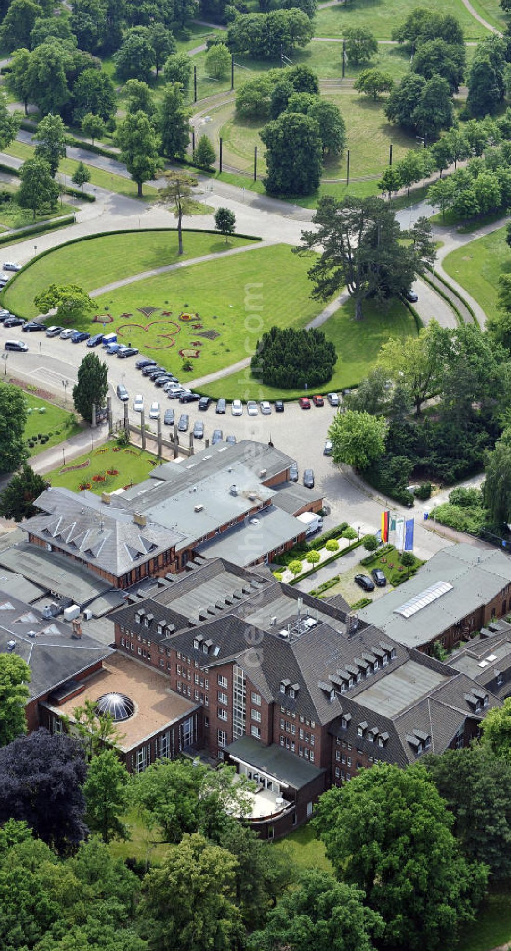 Aerial photograph Magdeburg - Blick auf das Herrenkrug Parkhotel an der Elbe. Die erstmalige Erwähnung des Herrenkrugs war im 17. Jahrhundert, als Wirtshaus. Die Umliegende Parkanlage entwickelte sich im 19. Jahrhundert zum Ausflugsziel und das Restaurant wurde zu einem der größten in Deutschland. Der Park wird 1995 unter Denkmalschutz gestellt. Das heutige Hotel entstand in den 1990er Jahren und wurde mit dem Architekturpreis ausgezeichnet. Das 4 Sterne Hotel liegt direkt am Ufer der Elbe. Es bietet einen Wellness- und Spa Bereich, sowie Seminar- und Konferenzräume. Kontakt: Herrenkrug GmbH, Herrenkrug Parkhotel an der Elbe, Herrenkrug 3, 39114 Magdeburg, Tel. 0391 / 85 08 0, info@herrenkrug.de