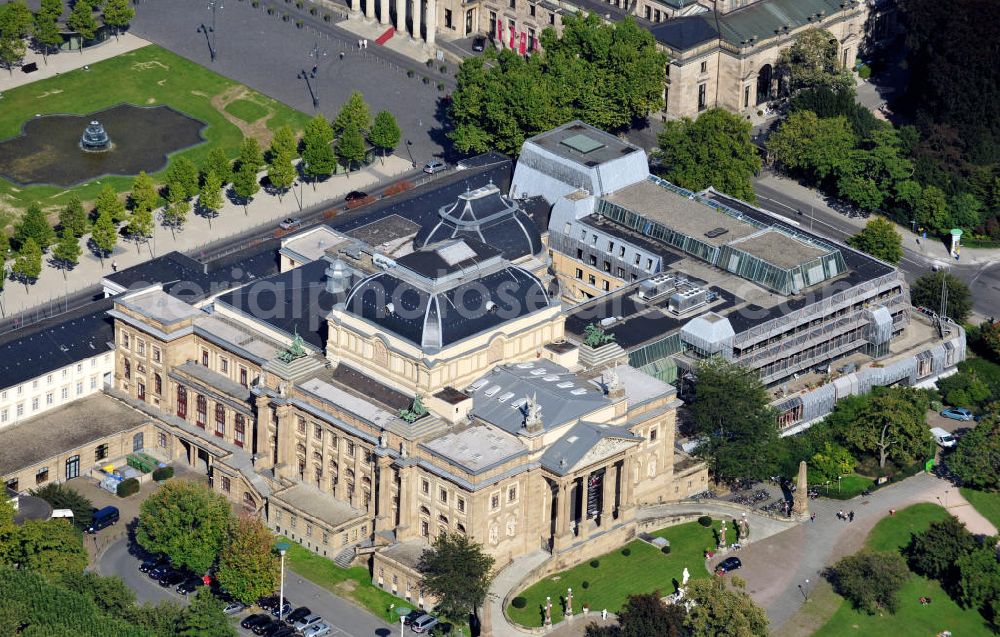 Wiesbaden from above - Das Hessische Staatstheater an der Christian-Zais-Straße in Wiesbaden. Das Gebäude wurde Ende des neunzehnten Jahrhunderts von den Architekten Ferdinand Fellner d. J. und Hermann Helmer im Stil des Neobarocks erbaut. The Hessian state theater at the Christian-Zais-Strasse in Wiesbaden.