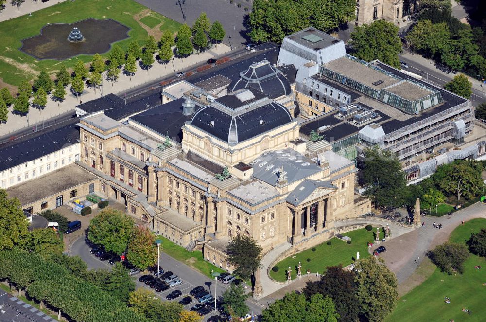 Wiesbaden from the bird's eye view: Das Hessische Staatstheater an der Christian-Zais-Straße in Wiesbaden. Das Gebäude wurde Ende des neunzehnten Jahrhunderts von den Architekten Ferdinand Fellner d. J. und Hermann Helmer im Stil des Neobarocks erbaut. The Hessian state theater at the Christian-Zais-Strasse in Wiesbaden.