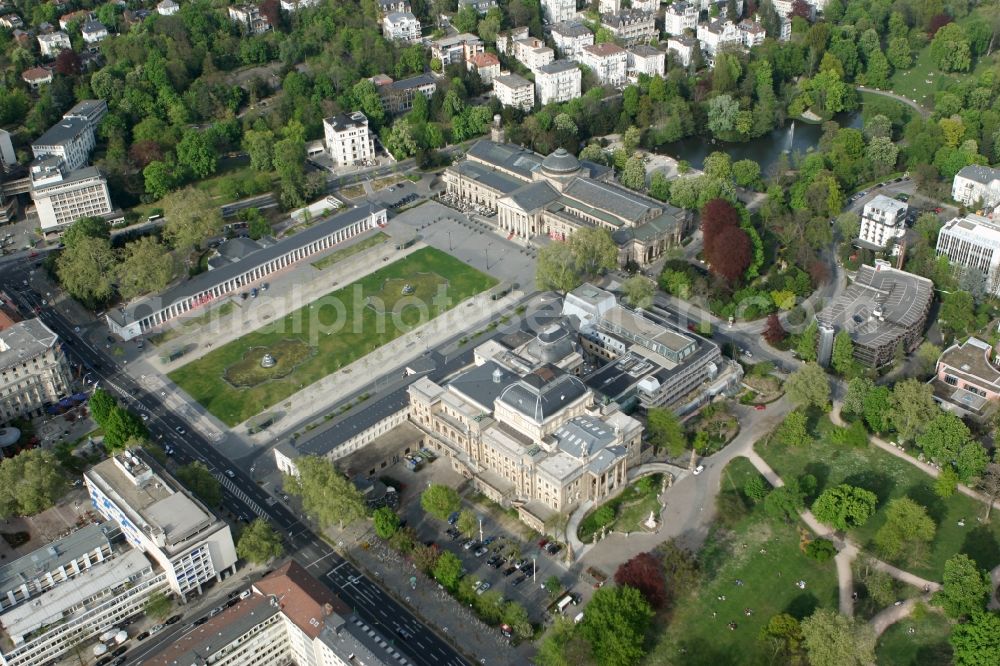 Aerial photograph Wiesbaden - The Hessian State Theater and the Kurhaus with its meadows and lawns at the Christian-Zais-road in Wiesbaden in Hesse