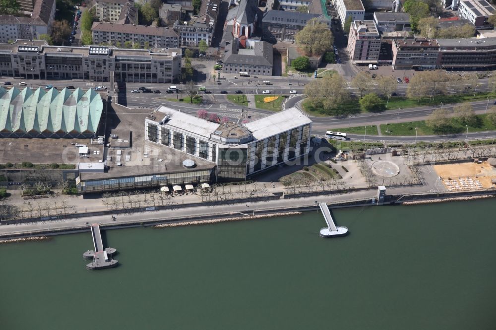 Mainz from the bird's eye view: The Hilton hotel in Mainz in Rhineland-Palatinate; it is located near the city center on the banks of the Rhine River. Prior to that are the docks for Rhine shipping