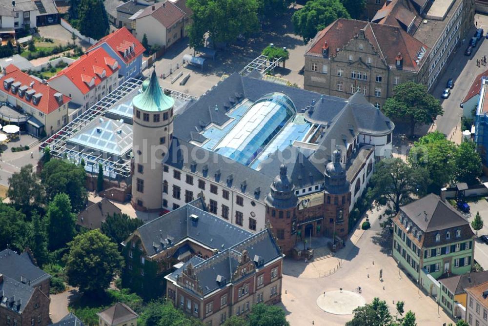 Speyer from above - Das Historische Museum der Pfalz in Speyer. Es beherbergt auf einer Fläche von 6000 qm sechs Sammlungen (pfälzische Vorgeschichte, Römer und Franken in der Pfalz, Mittelalter, Neuzeit, Domschatz des Speyrer Doms, Weinmuseum). Kontakt: Historisches Museum der Pfalz, Domplatz, 67346 Speyer, Telefon: 06232 13 25 0, Fax: 06232 13 25 40, E-Mail: info@museum.speyer.de,