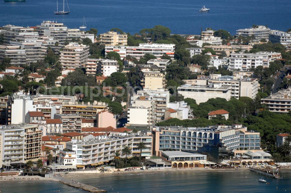 Aerial photograph Antibes - Blick auf das Hotel du Parc im Stadtteil Juan-les-Pins von Antibes. Juan-les-Pins ist ein Seebad an der Cote d' Azur. Der Ort gehört zur Stadt Antibes und liegt im Département Alpes-Maritimes in der Région Provence-Alpes-Cote d' Azur. Die Gemeinde hat zusammen mit Antibes etwa 74.000 Einwohner und nennt sich offiziell Antibes Juan-les-Pins. Nach Nizza sind es etwa 20 Kilometer und nach Cannes gut zwölf Kilometer. Kontakt: Hotel du Parc, Avenue Guy de Maupassant, 06160 Juan les Pins, Tel. +33 (0)493 61 6100, Fax +33 (0)493 67 9242, e-mail: info@hotel-duparc.net