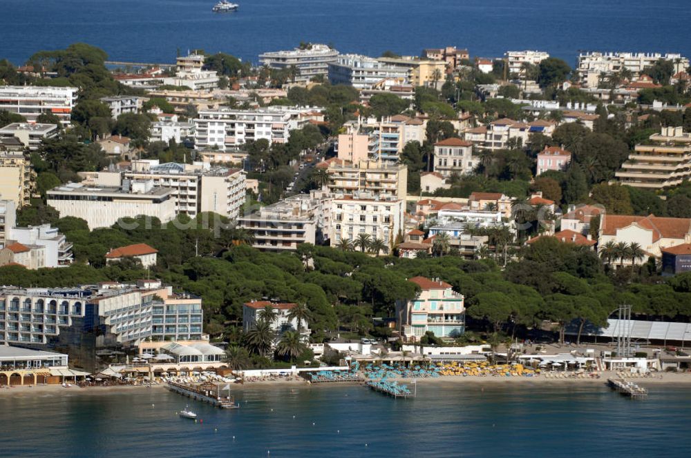 Antibes from above - Blick auf das Hotel du Parc im Stadtteil Juan-les-Pins von Antibes. Juan-les-Pins ist ein Seebad an der Cote d' Azur. Der Ort gehört zur Stadt Antibes und liegt im Département Alpes-Maritimes in der Région Provence-Alpes-Cote d' Azur. Die Gemeinde hat zusammen mit Antibes etwa 74.000 Einwohner und nennt sich offiziell Antibes Juan-les-Pins. Nach Nizza sind es etwa 20 Kilometer und nach Cannes gut zwölf Kilometer. Kontakt: Hotel du Parc, Avenue Guy de Maupassant, 06160 Juan les Pins, Tel. +33 (0)493 61 6100, Fax +33 (0)493 67 9242, e-mail: info@hotel-duparc.net