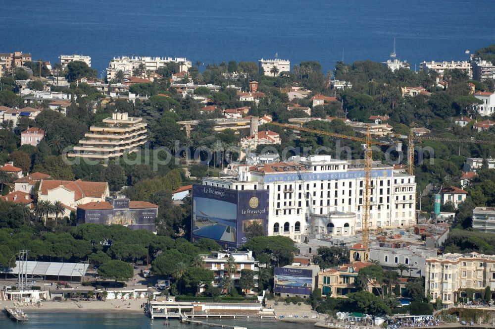 Antibes from the bird's eye view: Blick auf das Hotel Le Provencal im Stadtteil Juan-les-Pins von Antibes. Juan-les-Pins ist ein Seebad an der Cote d' Azur. Der Ort gehört zur Stadt Antibes und liegt im Département Alpes-Maritimes in der Région Provence-Alpes-Cote d' Azur. Die Gemeinde hat zusammen mit Antibes etwa 74.000 Einwohner und nennt sich offiziell Antibes Juan-les-Pins. Nach Nizza sind es etwa 20 Kilometer und nach Cannes gut zwölf Kilometer. Kontakt: Provencal Investments SA, rue Saint Barthélémy, 06160 Juan-les-Pins, France, Tel. +33 (0)4 93 333 222, e-mail: info@provencal-residence.com