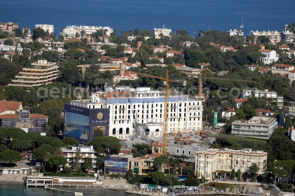 Aerial image Antibes - Blick auf das Hotel Le Provencal im Stadtteil Juan-les-Pins von Antibes. Juan-les-Pins ist ein Seebad an der Cote d' Azur. Der Ort gehört zur Stadt Antibes und liegt im Département Alpes-Maritimes in der Région Provence-Alpes-Cote d' Azur. Die Gemeinde hat zusammen mit Antibes etwa 74.000 Einwohner und nennt sich offiziell Antibes Juan-les-Pins. Nach Nizza sind es etwa 20 Kilometer und nach Cannes gut zwölf Kilometer. Kontakt: Provencal Investments SA, rue Saint Barthélémy, 06160 Juan-les-Pins, France, Tel. +33 (0)4 93 333 222, e-mail: info@provencal-residence.com