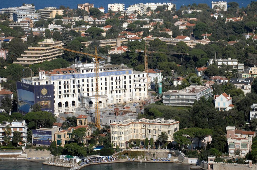 Antibes from above - Blick auf das Hotel Le Provencal im Stadtteil Juan-les-Pins von Antibes. Juan-les-Pins ist ein Seebad an der Cote d' Azur. Der Ort gehört zur Stadt Antibes und liegt im Département Alpes-Maritimes in der Région Provence-Alpes-Cote d' Azur. Die Gemeinde hat zusammen mit Antibes etwa 74.000 Einwohner und nennt sich offiziell Antibes Juan-les-Pins. Nach Nizza sind es etwa 20 Kilometer und nach Cannes gut zwölf Kilometer. Kontakt: Provencal Investments SA, rue Saint Barthélémy, 06160 Juan-les-Pins, France, Tel. +33 (0)4 93 333 222, e-mail: info@provencal-residence.com