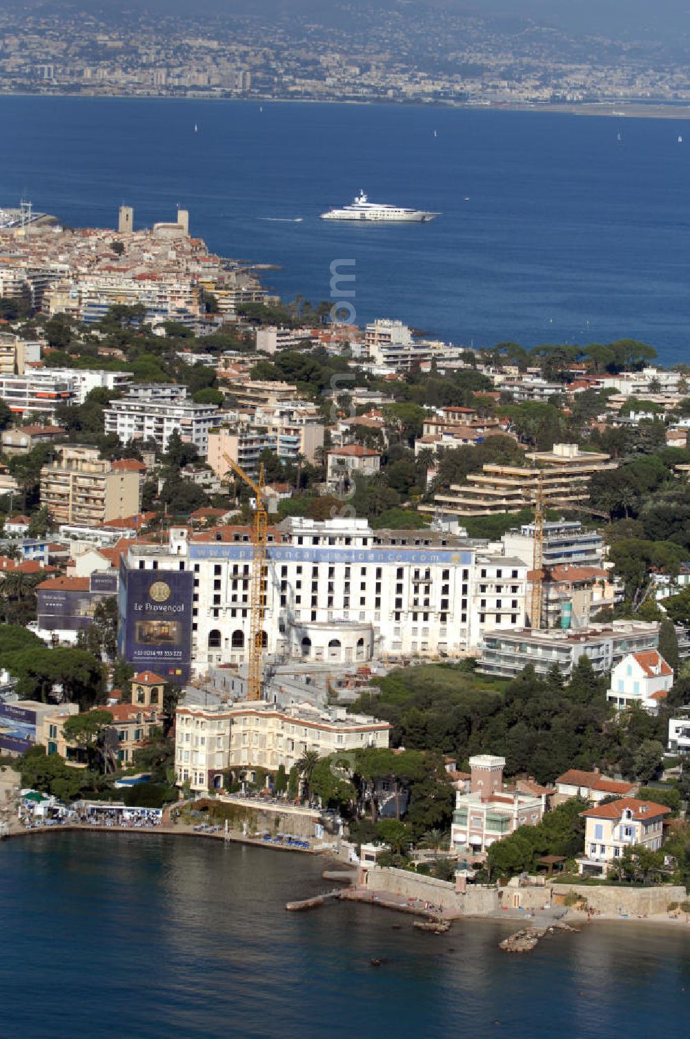 Antibes from the bird's eye view: Blick auf das Hotel Le Provencal im Stadtteil Juan-les-Pins von Antibes. Juan-les-Pins ist ein Seebad an der Cote d' Azur. Der Ort gehört zur Stadt Antibes und liegt im Département Alpes-Maritimes in der Région Provence-Alpes-Cote d' Azur. Die Gemeinde hat zusammen mit Antibes etwa 74.000 Einwohner und nennt sich offiziell Antibes Juan-les-Pins. Nach Nizza sind es etwa 20 Kilometer und nach Cannes gut zwölf Kilometer. Kontakt: Provencal Investments SA, rue Saint Barthélémy, 06160 Juan-les-Pins, France, Tel. +33 (0)4 93 333 222, e-mail: info@provencal-residence.com