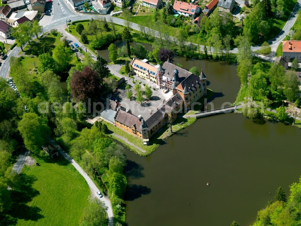 Aerial photograph Trockenborn-Wolfersdorf - The hunting lodge Fröhliche Wiederkunft (Happy Return) in the Wolfersdorf part of the borough of Trockenborn-Wolfersdorf in the state of Thuringia. The castle was built in the 16th century on a small island in a lake in the village. The compound with its towers and distinct main building is home to a Café today and has been refurbished since 2007