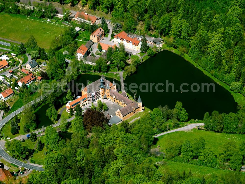 Trockenborn-Wolfersdorf from the bird's eye view: The hunting lodge Fröhliche Wiederkunft (Happy Return) in the Wolfersdorf part of the borough of Trockenborn-Wolfersdorf in the state of Thuringia. The castle was built in the 16th century on a small island in a lake in the village. The compound with its towers and distinct main building is home to a Café today and has been refurbished since 2007
