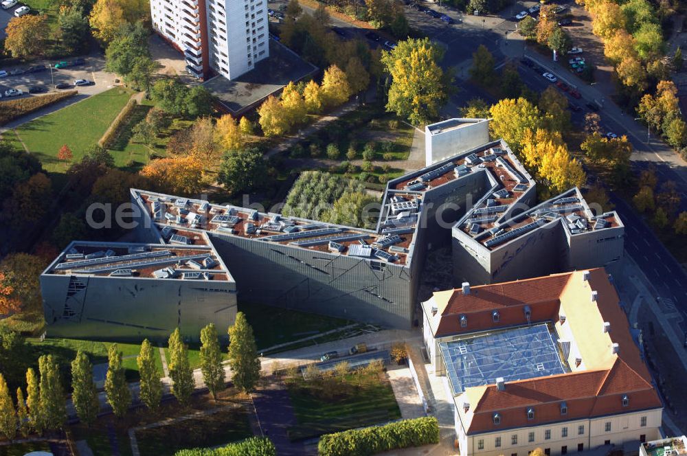 Aerial photograph Berlin - Das Jüdische Museum Berlin zeigt dem Besucher zwei Jahrtausende deutsch-jüdische Geschichte, die Höhe- und Tiefpunkte der Beziehungen zwischen Juden und Nichtjuden in Deutschland. Das Museum beherbergt eine Dauerausstellung, mehrere Wechselausstellungen, ein umfassendes Archiv, das Rafael Roth Learning Center und Forschungseinrichtungen. All diese Abteilungen dienen dazu, jüdische Kultur und jüdisch-deutsche Geschichte darzustellen.Das Museumsgebäude in der Kreuzberger Lindenstraße verbindet den barocken Altbau des Collegienhauses (ehemaliger Sitz des Kammergerichts) mit einem Neubau. Der zickzackförmige Bau geht auf einen Entwurf des amerikanischen Architekten Daniel Libeskind zurück. Die im Freien fortgesetzte Form erinnert auch an einen geborstenen Davidstern.Das Museum ist eine Stiftung öffentlichen Rechts in der Verantwortung des Bundes unter der Direktion von W. Michael Blumenthal. Es hatte 2005 rund 690.000 Besucher und gehört damit zu den meistbesuchten Museen Berlins.