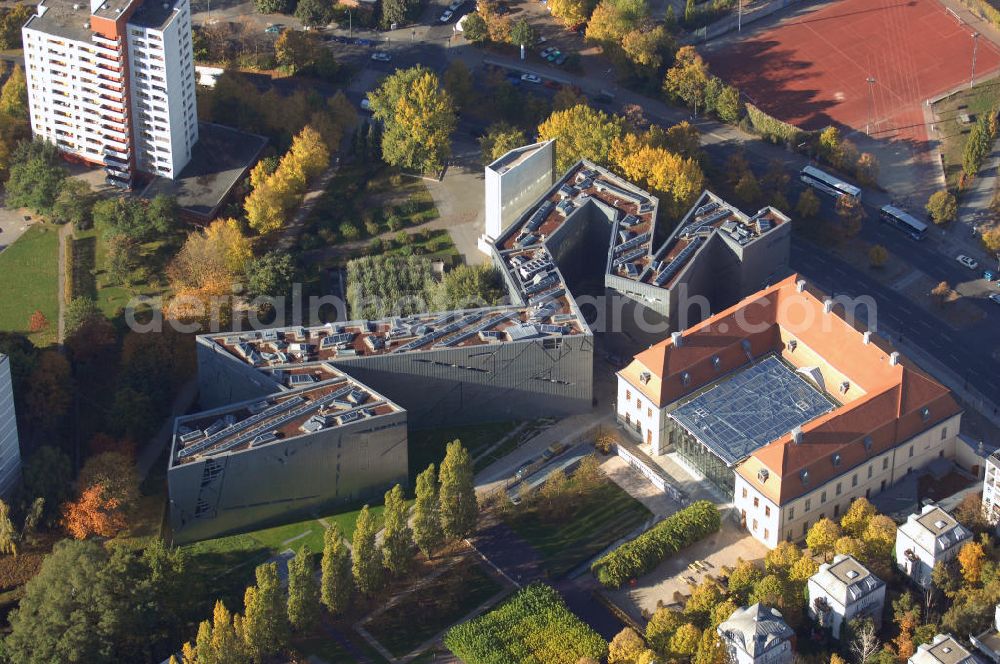 Berlin from above - Das Jüdische Museum Berlin zeigt dem Besucher zwei Jahrtausende deutsch-jüdische Geschichte, die Höhe- und Tiefpunkte der Beziehungen zwischen Juden und Nichtjuden in Deutschland. Das Museum beherbergt eine Dauerausstellung, mehrere Wechselausstellungen, ein umfassendes Archiv, das Rafael Roth Learning Center und Forschungseinrichtungen. All diese Abteilungen dienen dazu, jüdische Kultur und jüdisch-deutsche Geschichte darzustellen.Das Museumsgebäude in der Kreuzberger Lindenstraße verbindet den barocken Altbau des Collegienhauses (ehemaliger Sitz des Kammergerichts) mit einem Neubau. Der zickzackförmige Bau geht auf einen Entwurf des amerikanischen Architekten Daniel Libeskind zurück. Die im Freien fortgesetzte Form erinnert auch an einen geborstenen Davidstern.Das Museum ist eine Stiftung öffentlichen Rechts in der Verantwortung des Bundes unter der Direktion von W. Michael Blumenthal. Es hatte 2005 rund 690.000 Besucher und gehört damit zu den meistbesuchten Museen Berlins.