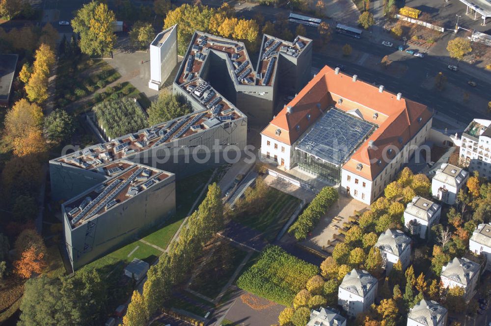 Berlin from the bird's eye view: Das Jüdische Museum Berlin zeigt dem Besucher zwei Jahrtausende deutsch-jüdische Geschichte, die Höhe- und Tiefpunkte der Beziehungen zwischen Juden und Nichtjuden in Deutschland. Das Museum beherbergt eine Dauerausstellung, mehrere Wechselausstellungen, ein umfassendes Archiv, das Rafael Roth Learning Center und Forschungseinrichtungen. All diese Abteilungen dienen dazu, jüdische Kultur und jüdisch-deutsche Geschichte darzustellen.Das Museumsgebäude in der Kreuzberger Lindenstraße verbindet den barocken Altbau des Collegienhauses (ehemaliger Sitz des Kammergerichts) mit einem Neubau. Der zickzackförmige Bau geht auf einen Entwurf des amerikanischen Architekten Daniel Libeskind zurück. Die im Freien fortgesetzte Form erinnert auch an einen geborstenen Davidstern.Das Museum ist eine Stiftung öffentlichen Rechts in der Verantwortung des Bundes unter der Direktion von W. Michael Blumenthal. Es hatte 2005 rund 690.000 Besucher und gehört damit zu den meistbesuchten Museen Berlins.