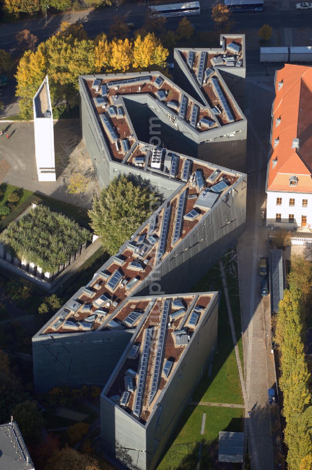 Berlin from above - Das Jüdische Museum Berlin zeigt dem Besucher zwei Jahrtausende deutsch-jüdische Geschichte, die Höhe- und Tiefpunkte der Beziehungen zwischen Juden und Nichtjuden in Deutschland. Das Museum beherbergt eine Dauerausstellung, mehrere Wechselausstellungen, ein umfassendes Archiv, das Rafael Roth Learning Center und Forschungseinrichtungen. All diese Abteilungen dienen dazu, jüdische Kultur und jüdisch-deutsche Geschichte darzustellen.Das Museumsgebäude in der Kreuzberger Lindenstraße verbindet den barocken Altbau des Collegienhauses (ehemaliger Sitz des Kammergerichts) mit einem Neubau. Der zickzackförmige Bau geht auf einen Entwurf des amerikanischen Architekten Daniel Libeskind zurück. Die im Freien fortgesetzte Form erinnert auch an einen geborstenen Davidstern.Das Museum ist eine Stiftung öffentlichen Rechts in der Verantwortung des Bundes unter der Direktion von W. Michael Blumenthal. Es hatte 2005 rund 690.000 Besucher und gehört damit zu den meistbesuchten Museen Berlins.