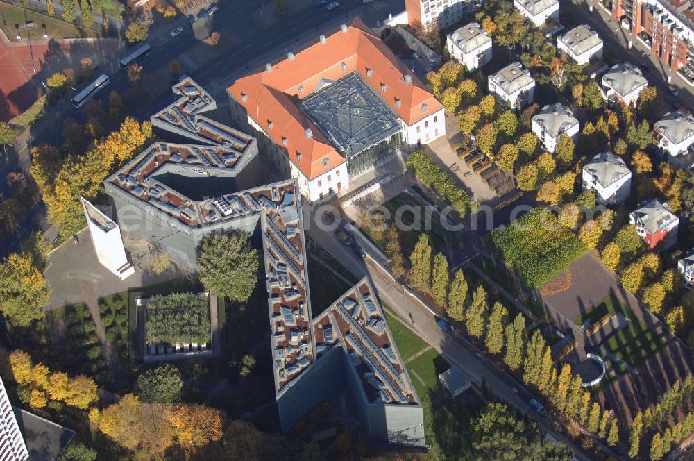 Aerial photograph Berlin - Das Jüdische Museum Berlin zeigt dem Besucher zwei Jahrtausende deutsch-jüdische Geschichte, die Höhe- und Tiefpunkte der Beziehungen zwischen Juden und Nichtjuden in Deutschland. Das Museum beherbergt eine Dauerausstellung, mehrere Wechselausstellungen, ein umfassendes Archiv, das Rafael Roth Learning Center und Forschungseinrichtungen. All diese Abteilungen dienen dazu, jüdische Kultur und jüdisch-deutsche Geschichte darzustellen.Das Museumsgebäude in der Kreuzberger Lindenstraße verbindet den barocken Altbau des Collegienhauses (ehemaliger Sitz des Kammergerichts) mit einem Neubau. Der zickzackförmige Bau geht auf einen Entwurf des amerikanischen Architekten Daniel Libeskind zurück. Die im Freien fortgesetzte Form erinnert auch an einen geborstenen Davidstern.Das Museum ist eine Stiftung öffentlichen Rechts in der Verantwortung des Bundes unter der Direktion von W. Michael Blumenthal. Es hatte 2005 rund 690.000 Besucher und gehört damit zu den meistbesuchten Museen Berlins.