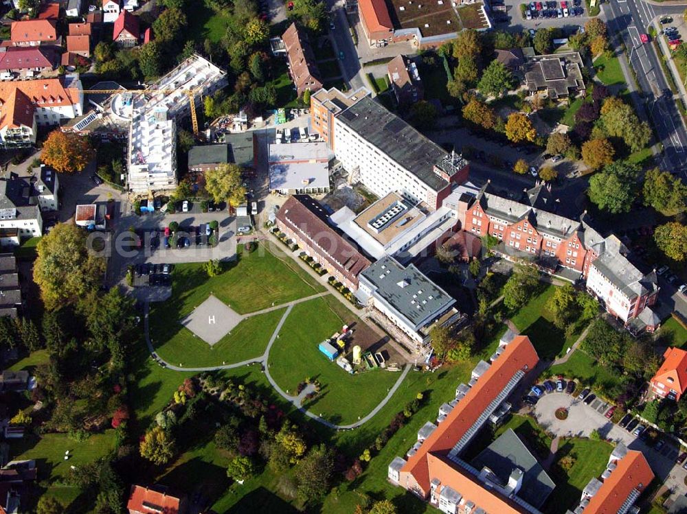 Varel from above - 18.10.2005 Varel; Das St. Johannes-Hospital kann auf eine über 135-jährige wechselvolle Geschichte zurück blicken und ist heute ein modernes, leistungsfähiges Krankenhaus mit einer Vielzahl von Funktionsbereichen.