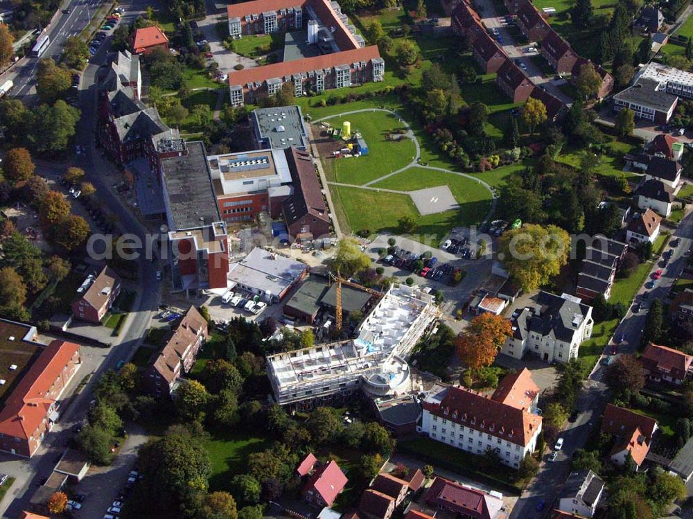 Varel from the bird's eye view: 18.10.2005 Varel; Das St. Johannes-Hospital kann auf eine über 135-jährige wechselvolle Geschichte zurück blicken und ist heute ein modernes, leistungsfähiges Krankenhaus mit einer Vielzahl von Funktionsbereichen.