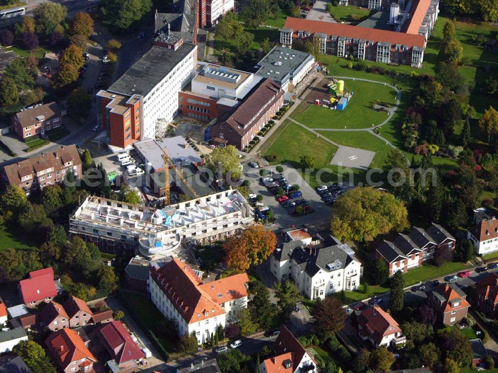 Aerial photograph Varel - 18.10.2005 Varel; Das St. Johannes-Hospital kann auf eine über 135-jährige wechselvolle Geschichte zurück blicken und ist heute ein modernes, leistungsfähiges Krankenhaus mit einer Vielzahl von Funktionsbereichen.