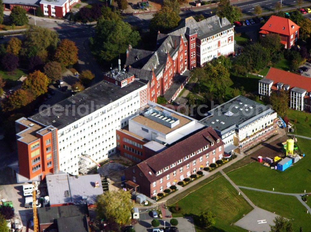 Varel from above - 18.10.2005 Varel; Das St. Johannes-Hospital kann auf eine über 135-jährige wechselvolle Geschichte zurück blicken und ist heute ein modernes, leistungsfähiges Krankenhaus mit einer Vielzahl von Funktionsbereichen.