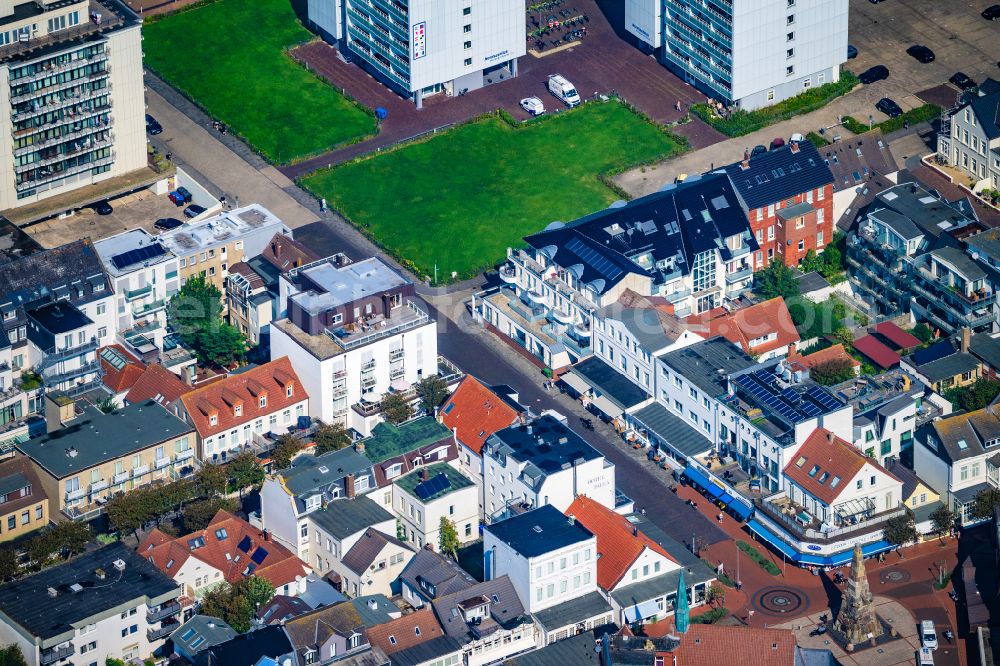 Aerial image Norderney - Sight and tourism attraction of history - The Kaiser Wilhelm monument in the pedestrian zone in Knyphauserstrasse on the island of Norderney in the state of Lower Saxony, Germany