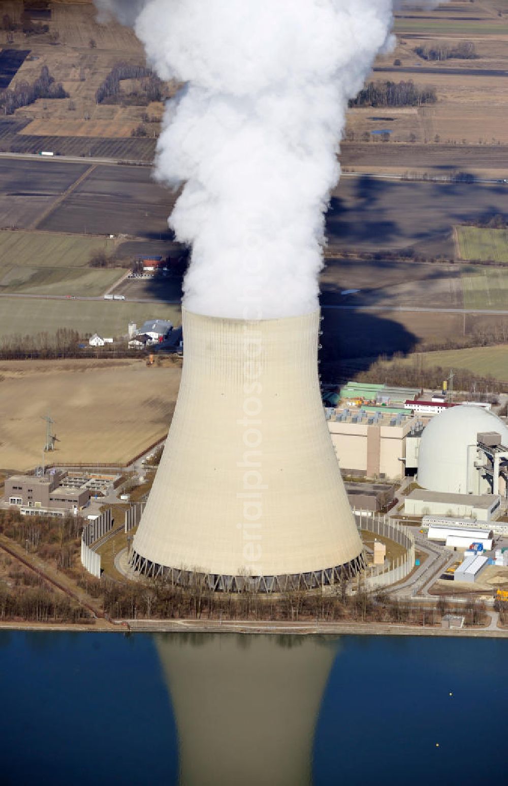 Niederaichbach from above - Das Kernkraftwerk Isar an der Dammstraße in Niederaichbach am Fluss Isar. Der Betreiber der beiden Reaktoren ist die Firma E.ON Kernkraft. The nuclear power plant Isar at the Dammstrasse in Niederaichbach at the river Isar.