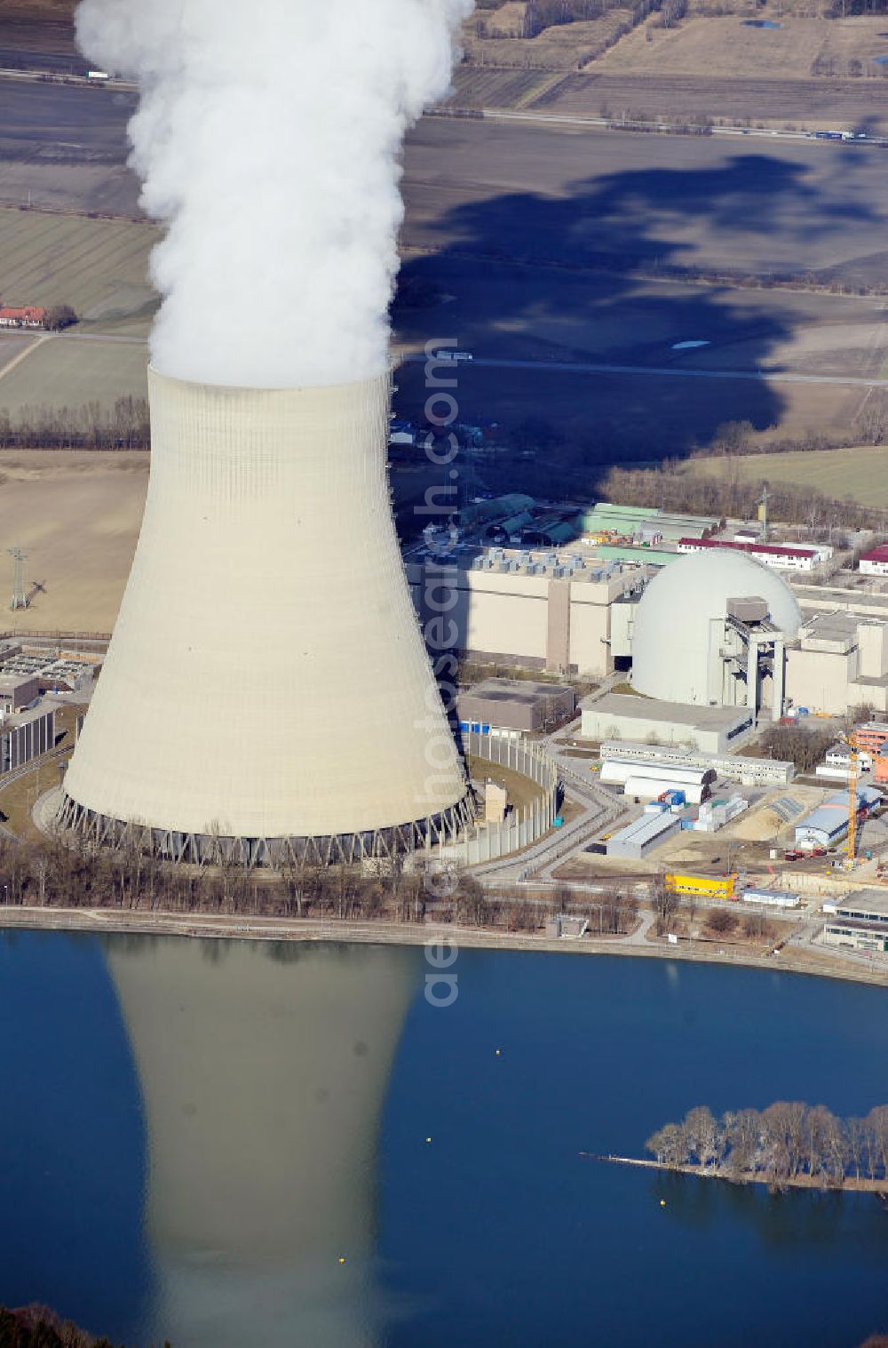 Niederaichbach from the bird's eye view: Das Kernkraftwerk Isar an der Dammstraße in Niederaichbach am Fluss Isar. Der Betreiber der beiden Reaktoren ist die Firma E.ON Kernkraft. The nuclear power plant Isar at the Dammstrasse in Niederaichbach at the river Isar.