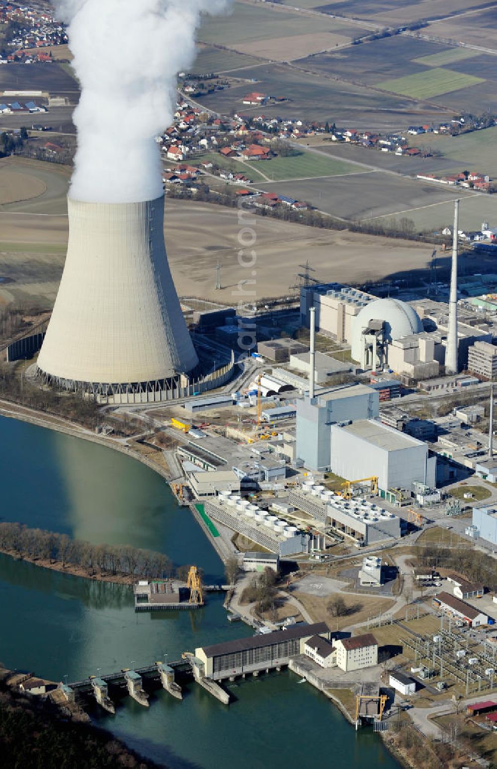 Niederaichbach from above - Das Kernkraftwerk Isar an der Dammstraße in Niederaichbach am Fluss Isar. Der Betreiber der beiden Reaktoren ist die Firma E.ON Kernkraft. The nuclear power plant Isar at the Dammstrasse in Niederaichbach at the river Isar.