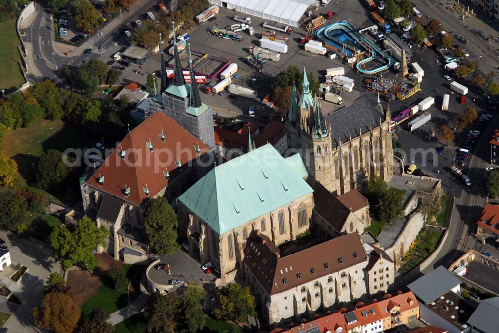 Aerial photograph Erfurt - Blick auf das einzigartige Kirchenensemble von Mariendom und Severikirche mit der Stadt im Hintegrund. Das Ensemble gilt als Erfurts Wahrzeichen. Auf dem Domberg stehend, überragt es majestätisch das Stadtbild. Dieses architektonische Meisterwerk der Sakralbaukunst ist eine herausragende Leistung der deutschen Gotik.