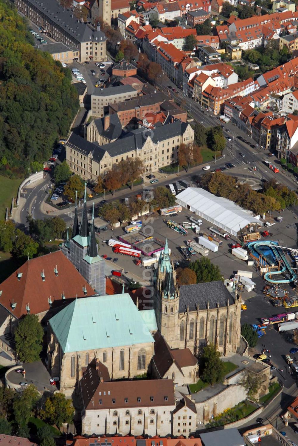 Erfurt from above - Blick auf das einzigartige Kirchenensemble von Mariendom und Severikirche, das als Erfurts Wahrzeichen gilt. Auf dem Domberg stehend, überragt es majestätisch das Stadtbild. Dieses architektonische Meisterwerk der Sakralbaukunst ist eine herausragende Leistung der deutschen Gotik. Kontakt: