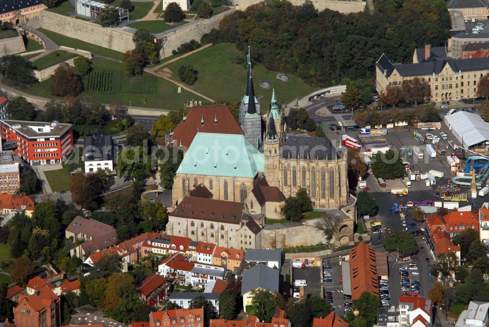 Erfurt from the bird's eye view: Blick auf das einzigartige Kirchenensemble von Mariendom und Severikirche, das als Erfurts Wahrzeichen gilt. Auf dem Domberg stehend, überragt es majestätisch das Stadtbild. Dieses architektonische Meisterwerk der Sakralbaukunst ist eine herausragende Leistung der deutschen Gotik. Kontakt: