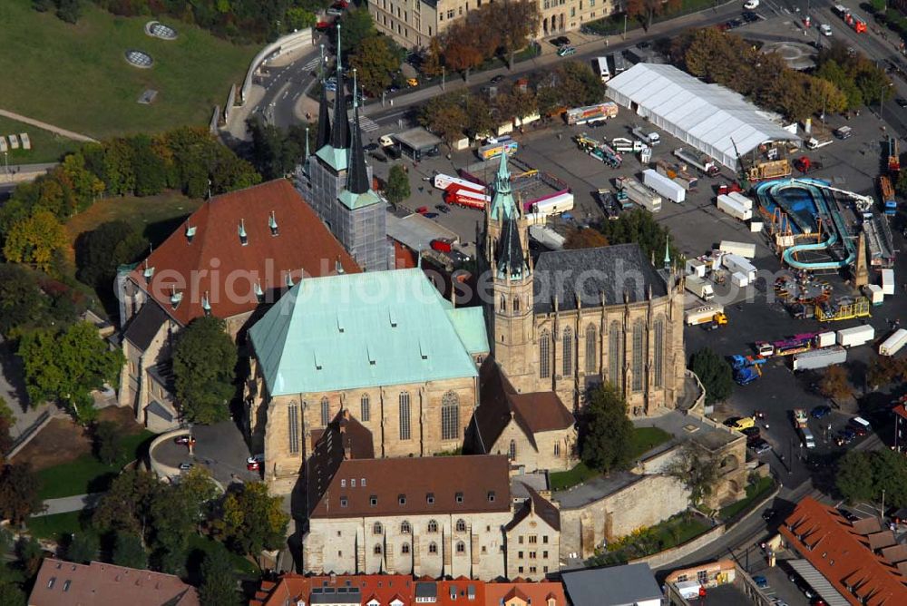 Aerial image Erfurt - Blick auf das einzigartige Kirchenensemble von Mariendom und Severikirche, das als Erfurts Wahrzeichen gilt. Auf dem Domberg stehend, überragt es majestätisch das Stadtbild. Dieses architektonische Meisterwerk der Sakralbaukunst ist eine herausragende Leistung der deutschen Gotik. Kontakt: