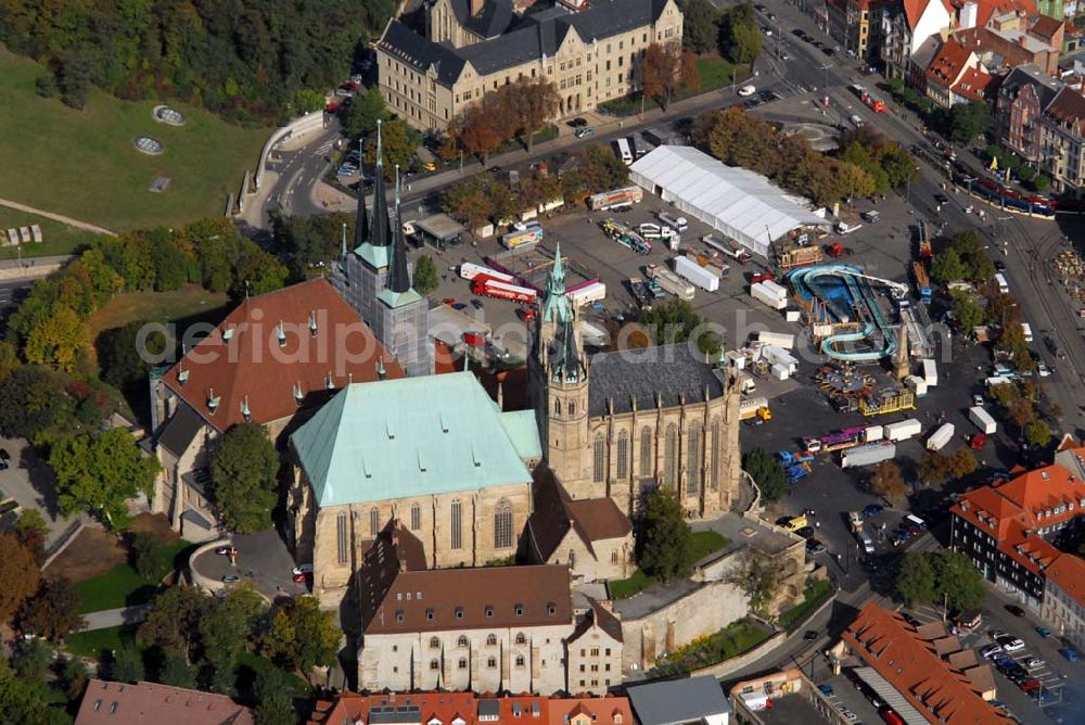 Aerial photograph Erfurt - Blick auf das einzigartige Kirchenensemble von Mariendom und Severikirche, das als Erfurts Wahrzeichen gilt. Auf dem Domberg stehend, überragt es majestätisch das Stadtbild. Dieses architektonische Meisterwerk der Sakralbaukunst ist eine herausragende Leistung der deutschen Gotik. Kontakt: