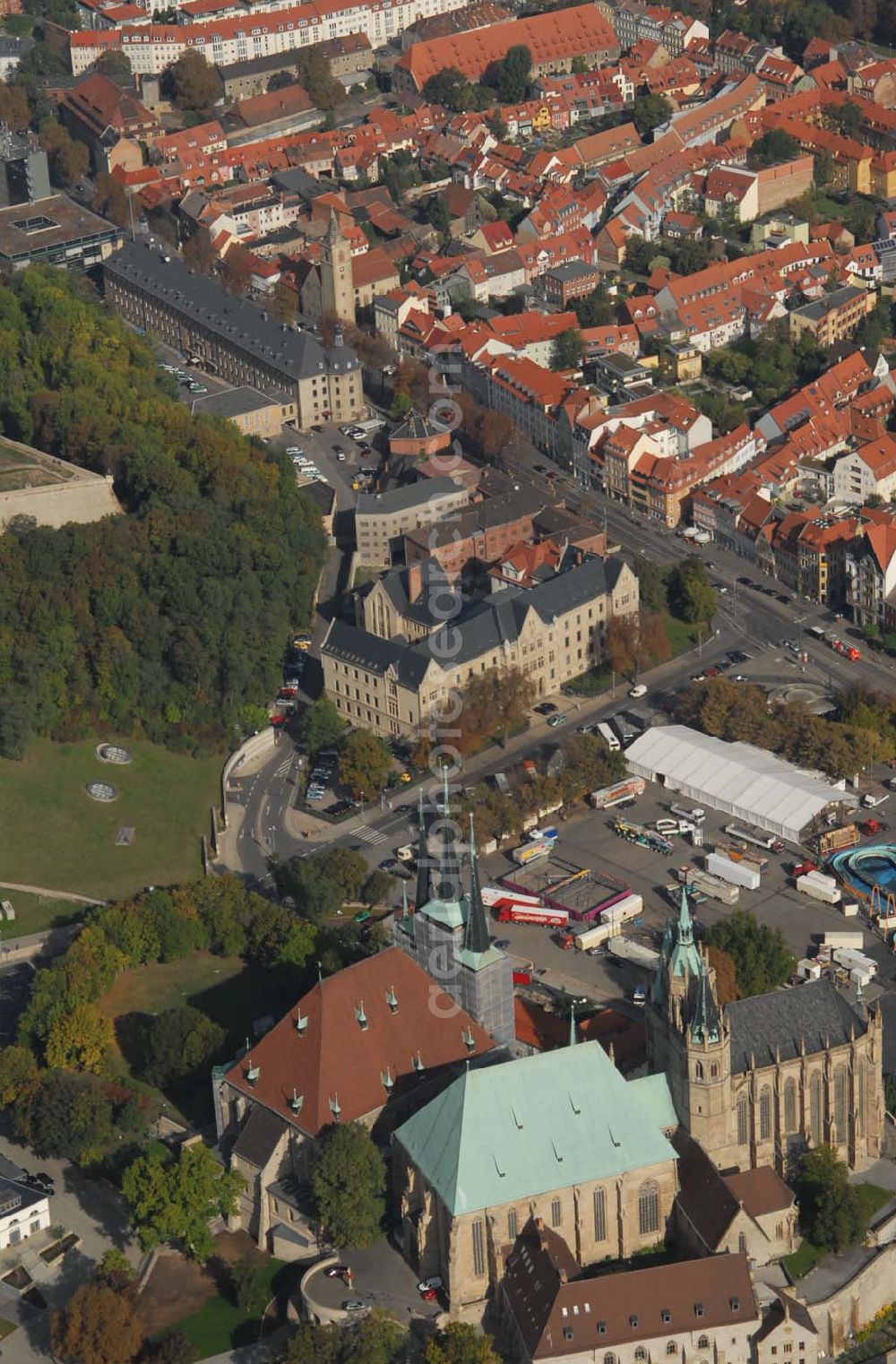 Aerial image Erfurt - Blick auf das einzigartige Kirchenensemble von Mariendom und Severikirche mit der Stadt im Hintegrund. Das Ensemble gilt als Erfurts Wahrzeichen. Auf dem Domberg stehend, überragt es majestätisch das Stadtbild. Dieses architektonische Meisterwerk der Sakralbaukunst ist eine herausragende Leistung der deutschen Gotik.