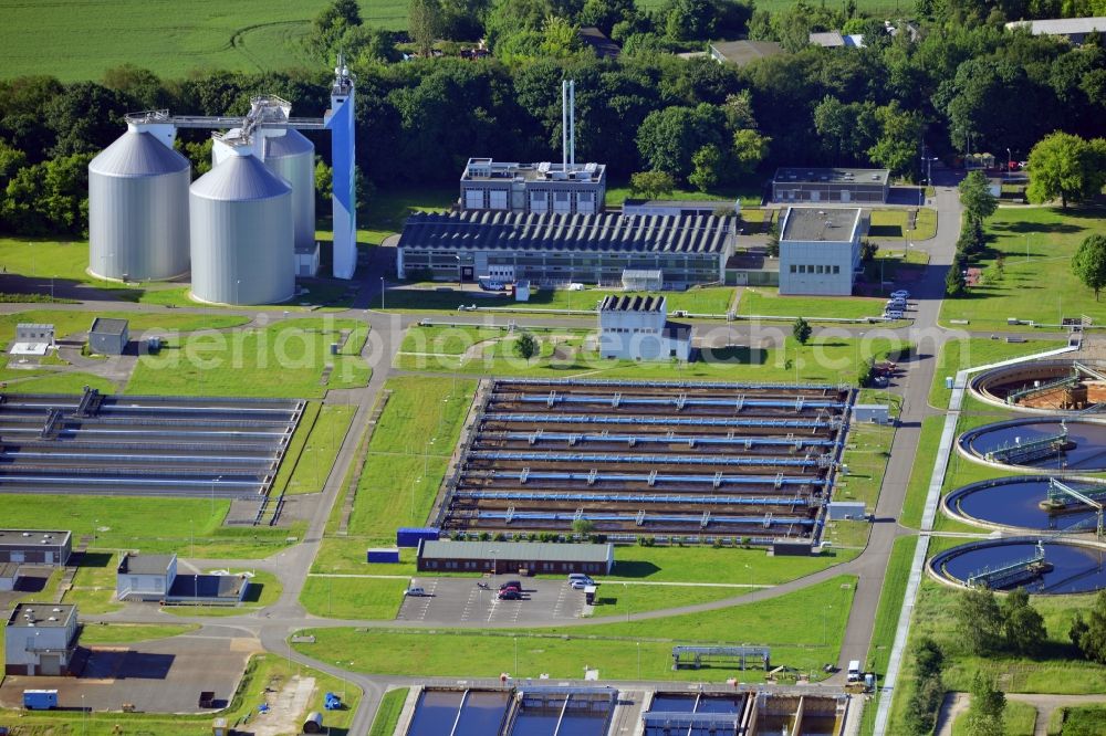 Aerial image Hoppegarten - The wastewater treatment plant Münchehofe in the Münchehofe part of the community of Hoppegarten in the state of Brandenburg. The sewage works is run by the Berliner Wasserbetriebe and is one of six such plants in the area of Berlin. The cleaned wastewater is drained off into surface waters