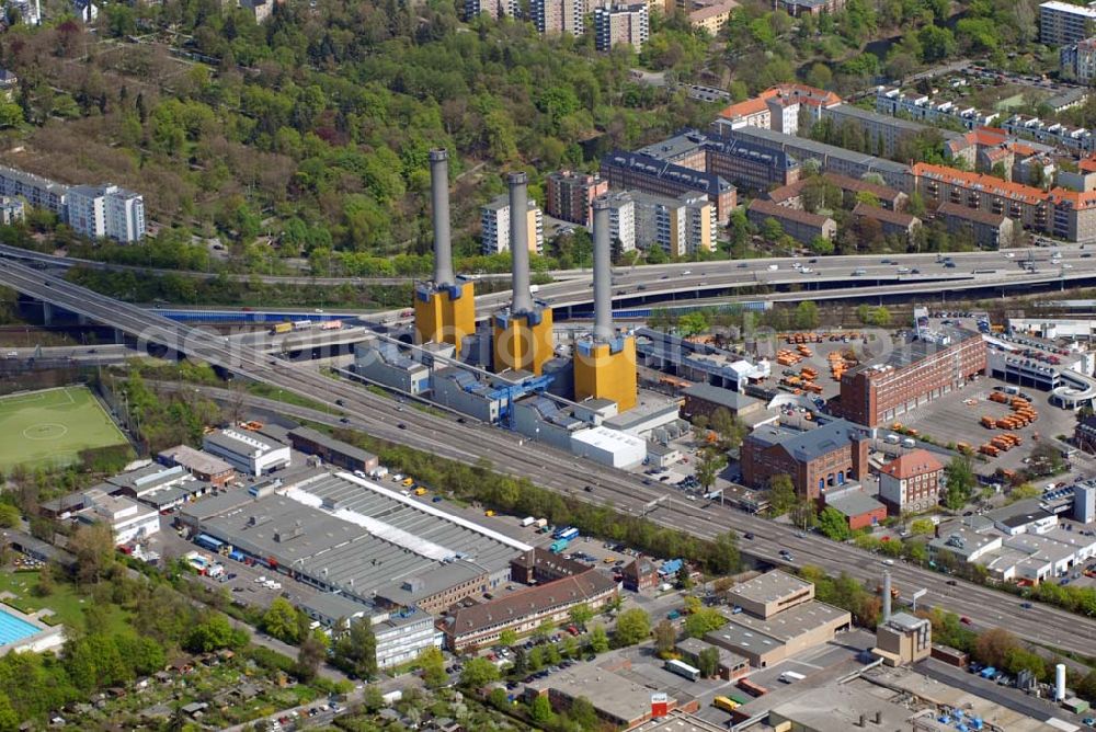 Berlin Wilmersdorf from above - Das Kraftwerk Wilmersdorf in der Forckenbeckstraße 3–6 wurde 1977 als Spitzenlastkraftwerk auf dem Gelände des 1964 abgebauten Elektrizitätswerks von 1911 errichtet. Es arbeitet nach dem Prinzip der Kraft-Wärme-Kopplung, erzeugt also gleichzeitig Strom und Wärme. Weithin sichtbar sind die drei silbern leuchtenden, je 102 m hohen Schornsteine. Betrieber ist die Vattenfall Europe AG (ehemals BEWAG) Chausseestraße 23,10115 Berlin