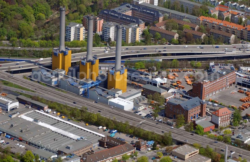 Berlin Wilmersdorf from the bird's eye view: Das Kraftwerk Wilmersdorf in der Forckenbeckstraße 3–6 wurde 1977 als Spitzenlastkraftwerk auf dem Gelände des 1964 abgebauten Elektrizitätswerks von 1911 errichtet. Es arbeitet nach dem Prinzip der Kraft-Wärme-Kopplung, erzeugt also gleichzeitig Strom und Wärme. Weithin sichtbar sind die drei silbern leuchtenden, je 102 m hohen Schornsteine. Betrieber ist die Vattenfall Europe AG (ehemals BEWAG) Chausseestraße 23,10115 Berlin