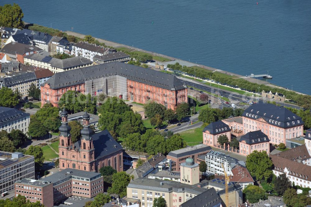 Mainz from the bird's eye view: The elector palace of Mainz is the former residence of the archbishops. Next to the residence is the parliament of Rhineland-Palatinate in the Deutschlandhaus located. In front of it is the catholic church St. Peter, which is one of the most impressive baroque buildings of the town