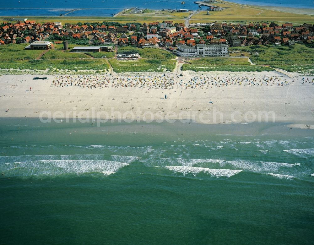 Aerial image Juist - The spa house Juist on the beach on the North side of the East Frisian island Juist in the state of Lower Saxony. The spa, also called White House on the Sea is listed as a protected building and memorial site. Juist is the longest of the East Frisian islands in the Wadden Sea. Tourism attracts visitors, especially in summer, who spend time on the sandy beach and in the wicker beach chairs