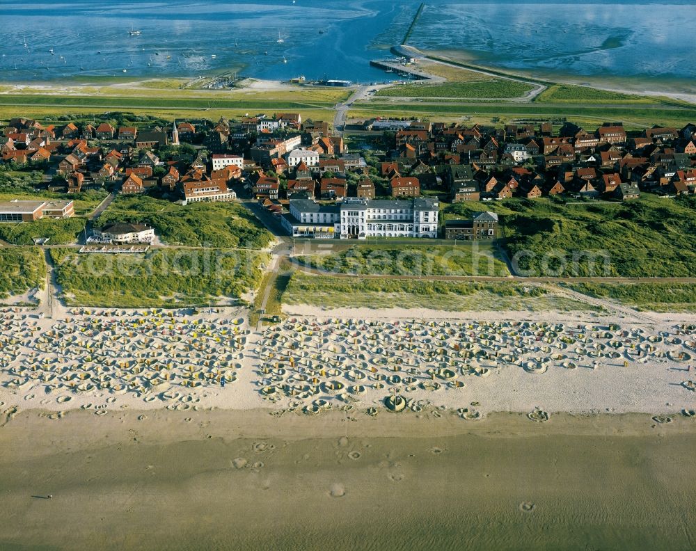 Aerial photograph Juist - The spa house Juist on the beach on the North side of the East Frisian island Juist in the state of Lower Saxony. The spa, also called White House on the Sea is listed as a protected building and memorial site. Juist is the longest of the East Frisian islands in the Wadden Sea. Tourism attracts visitors, especially in summer, who spend time on the sandy beach and in the wicker beach chairs