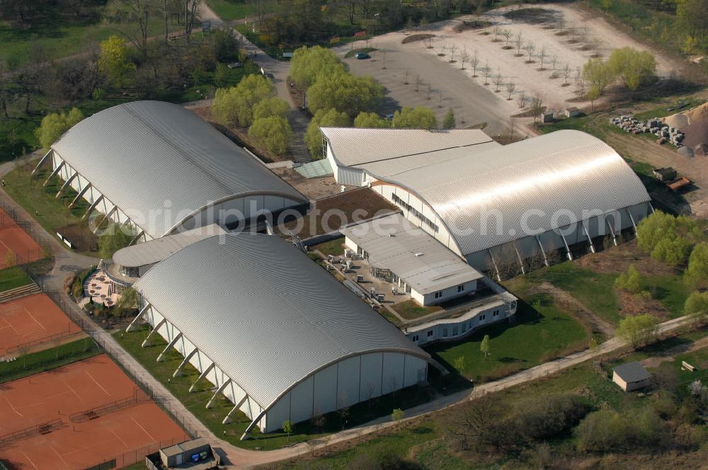 Aerial photograph Magdeburg - Blick auf das Life im Herrenkrug. Das Life ist eine Kombination aus Sport- und Erholungseinrichtung mit verschiedenen Sporthallen und -plätzen. Angeboten werden Tennis und Badminton, sowie Fitness und verschiedene Kurse. Außerdem gibt es einen Wellnessbereich und ein Restaurant. Kontakt: Life im Herrenkrug GmbH &Co. KG, Herrenkrugstraße 40, 39114 Magdeburg, Tel. 0391 / 607810, info@life-im-herrenkrug.de