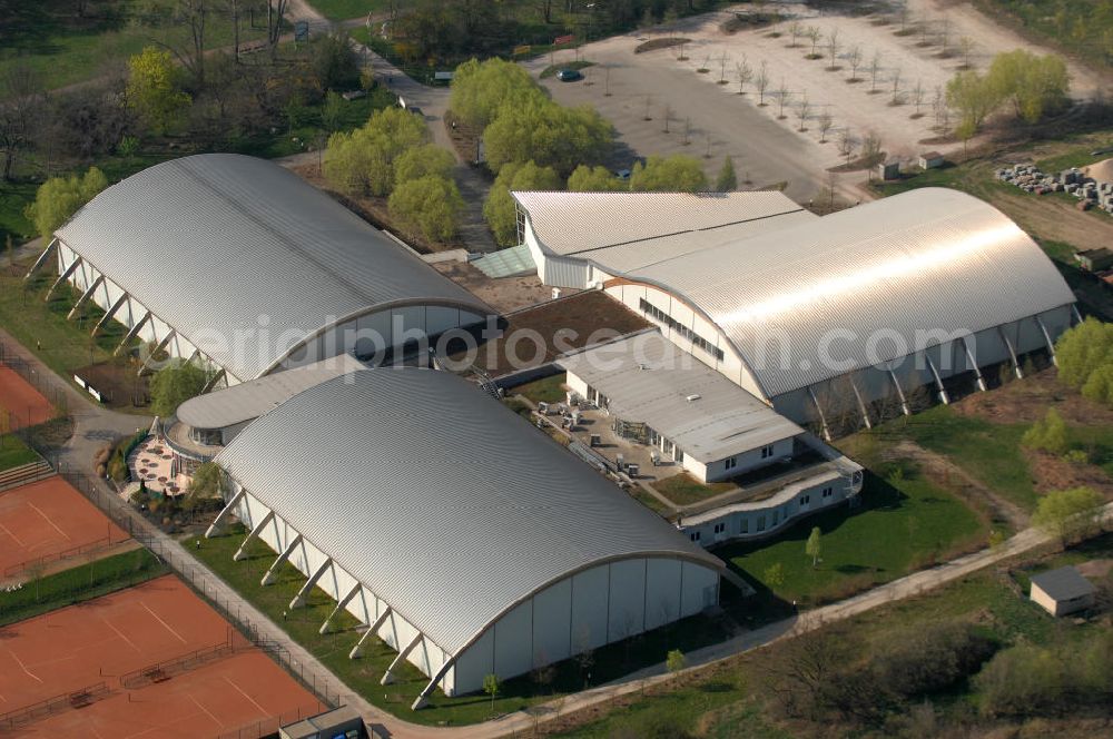 Magdeburg from above - Blick auf das Life im Herrenkrug. Das Life ist eine Kombination aus Sport- und Erholungseinrichtung mit verschiedenen Sporthallen und -plätzen. Angeboten werden Tennis und Badminton, sowie Fitness und verschiedene Kurse. Außerdem gibt es einen Wellnessbereich und ein Restaurant. Kontakt: Life im Herrenkrug GmbH &Co. KG, Herrenkrugstraße 40, 39114 Magdeburg, Tel. 0391 / 607810, info@life-im-herrenkrug.de