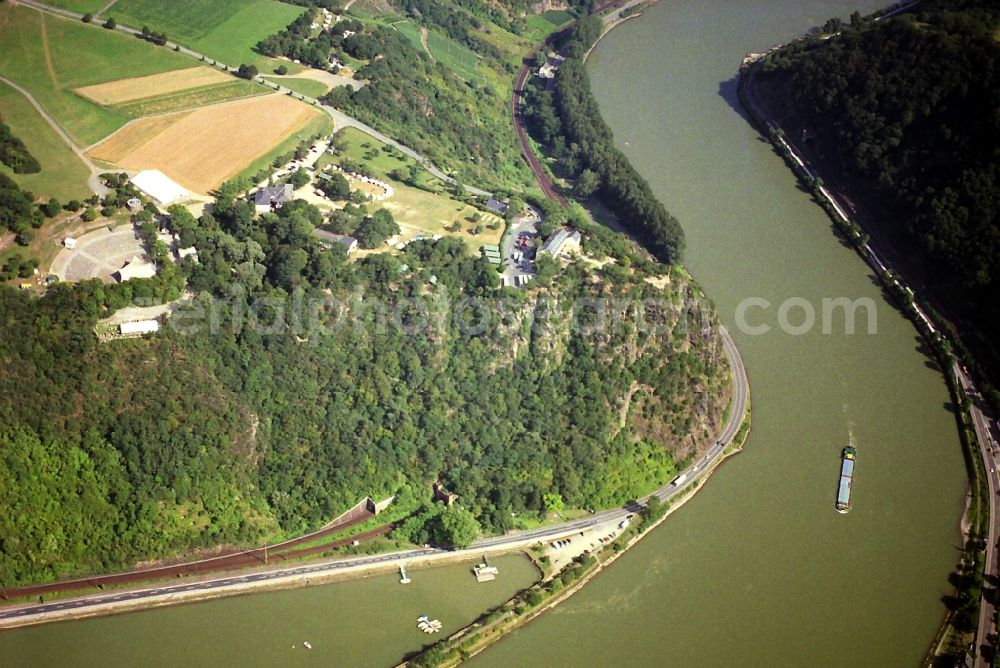 Sankt Goarshausen from the bird's eye view: The Loreley plateau with open-air stage over 130 meters above the banks of the flux flow in the valley of the Rhine at Sankt Goarshausen in Rhineland-Palatinate